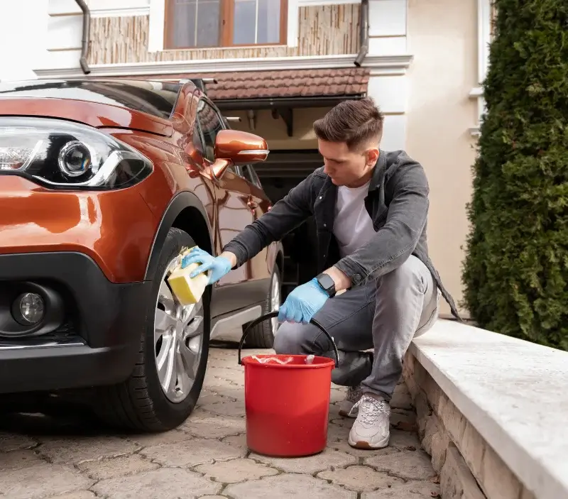 Lavage auto à domicile Liginiac : professionnel intervenant sur un véhicule